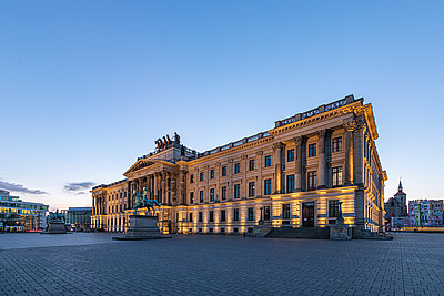 Nächtliche Ansicht von Braunschweig mit beleuchtetem Gebäude, symbolisiert den Standort von medcareer in Braunschweig